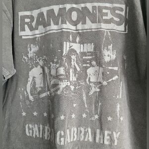 Ramones Gabba Gabba Hey Graphic T-Shirt Size Medium in EUC